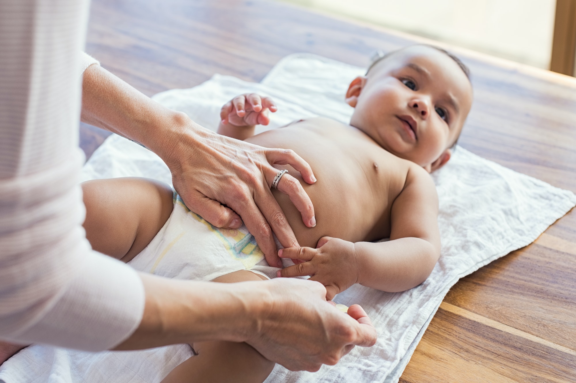 Maman qui s'apprête à changer son bébé