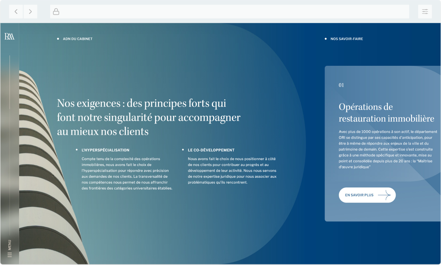 Dégradé bleu avec un texte sur l’hyperspécialisation et le co-développement chez Riviere Avocats Avocats, accompagné d’une structure architecturale évoquant modernité et stabilité.