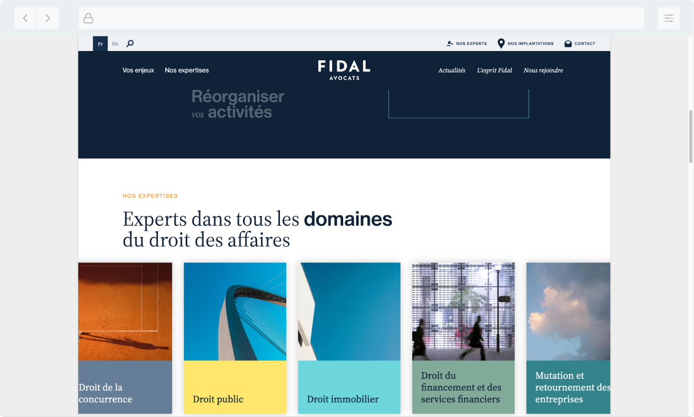 Page d’accueil de Fidal Avocats avec un fond bleu marine et un slogan en filigrane, illustrant son expertise en droit des affaires et ses spécialisations juridiques.