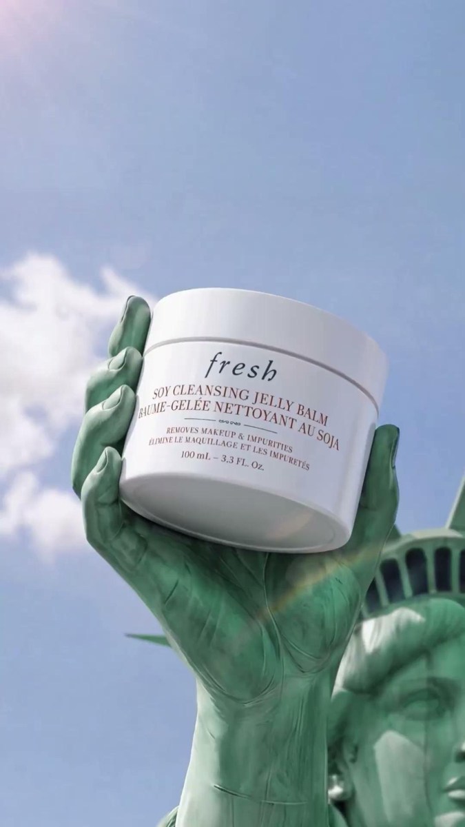 Un pot Fresh posé sur une main verte monumentale.