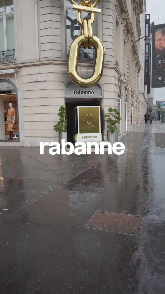 Visuel Rabanne montrant un flacon suspendu dans un environnement urbain.
