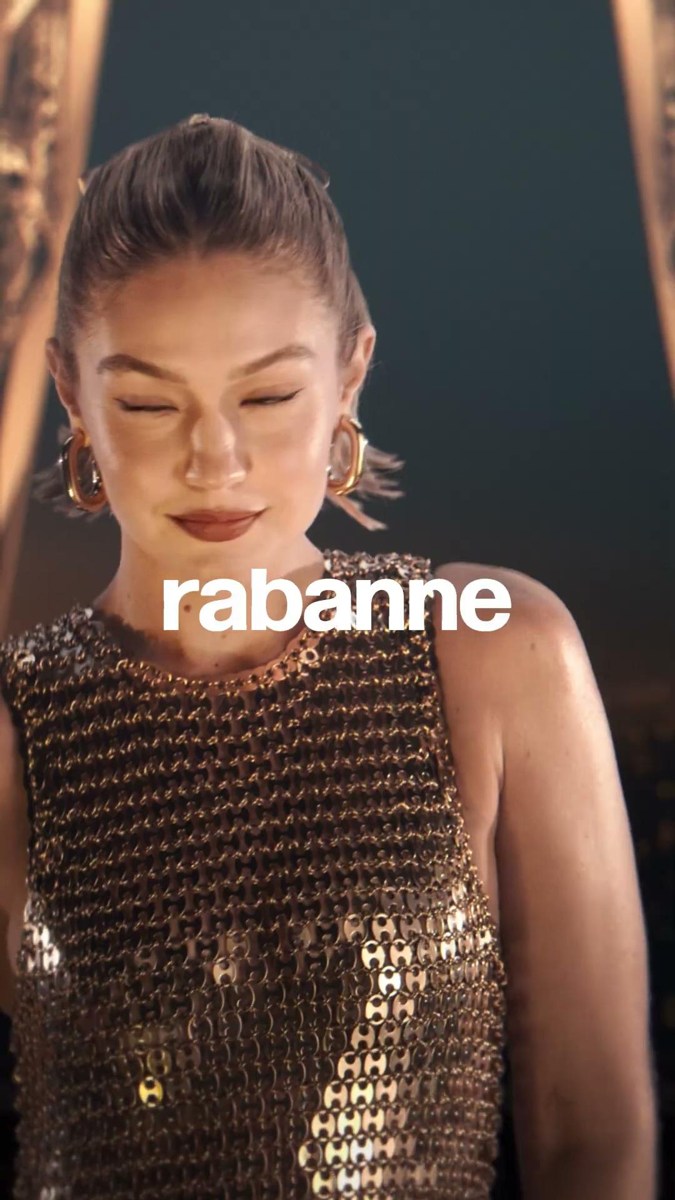 Gigi Hadid dans un visuel Million Gold For Her de Rabanne.