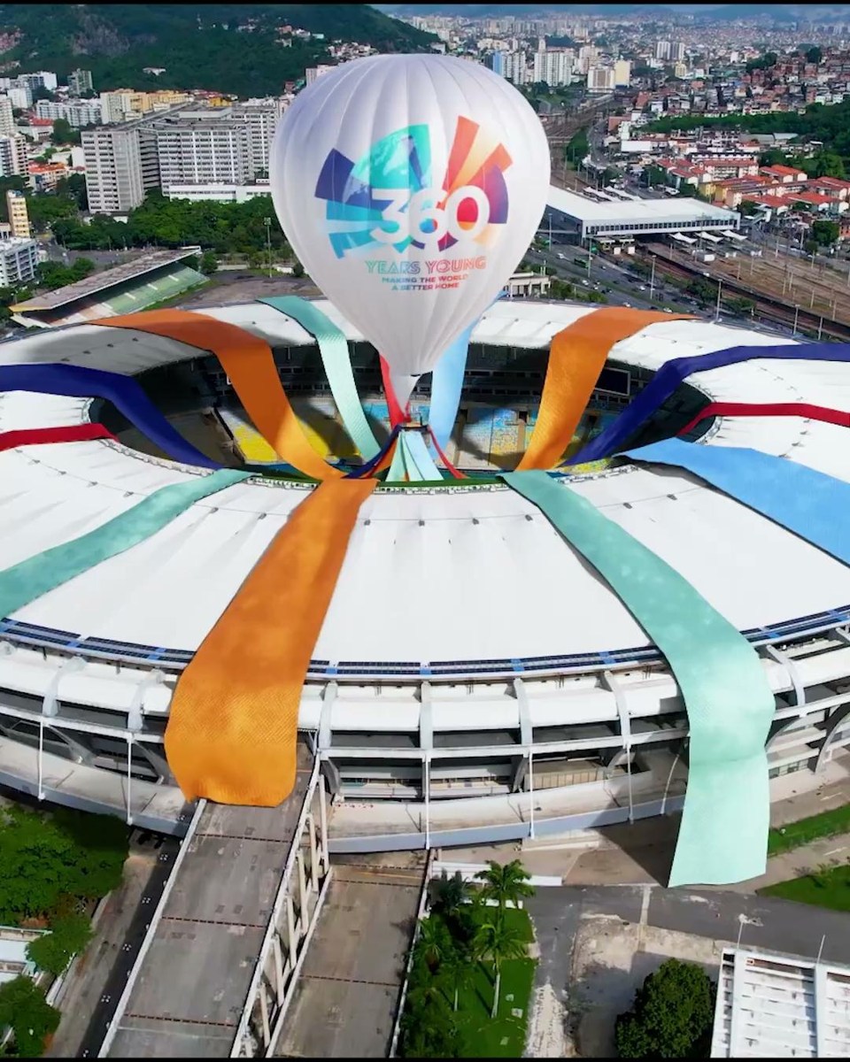 Bâtiment circulaire habillé des couleurs de l’anniversaire Saint-Gobain.