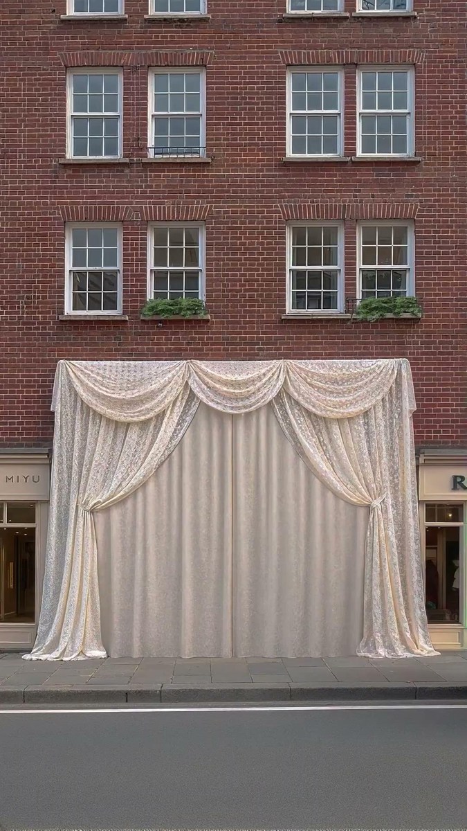 Façade londonienne Ysé mise en scène avec un voile clair.