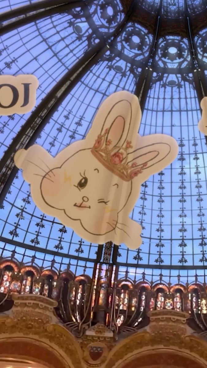 Mascotte Beauty of Joseon sous la coupole des Galeries Lafayette.