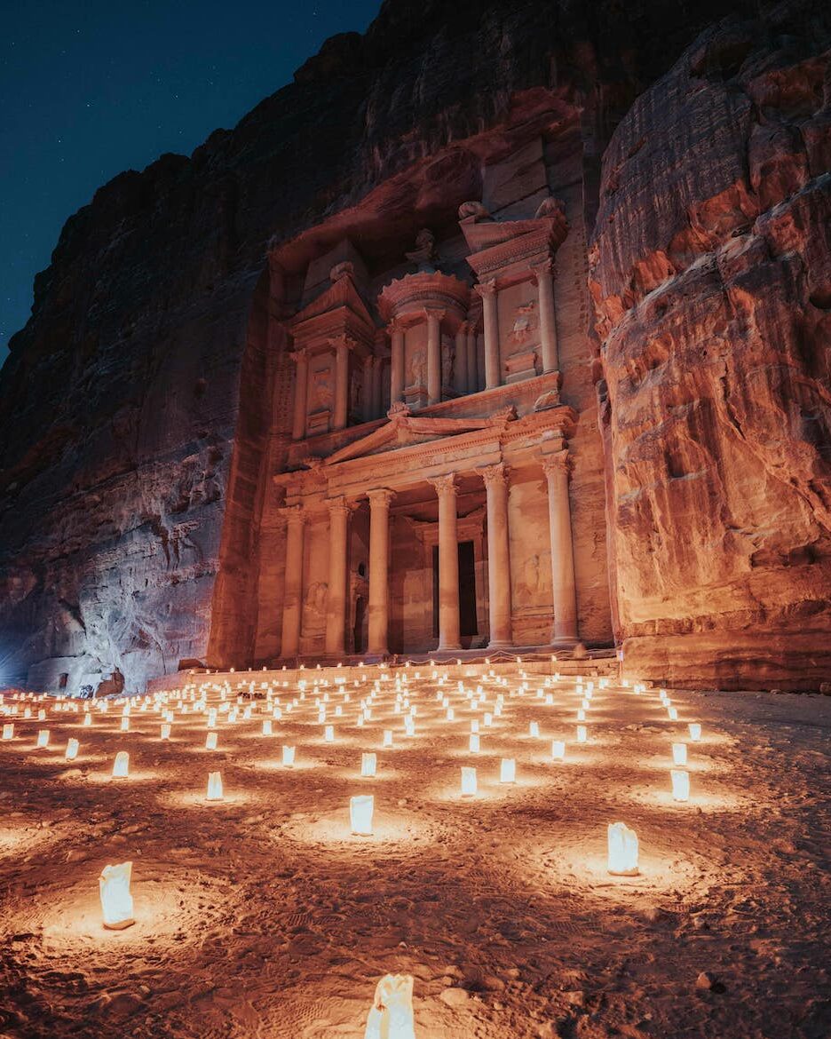 Bougie au pied de la cité antique Petra en Jordanie