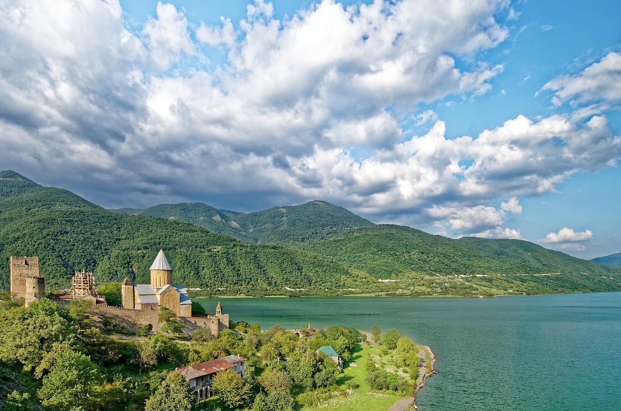 Randonnée autour d'un lac en Géorgie